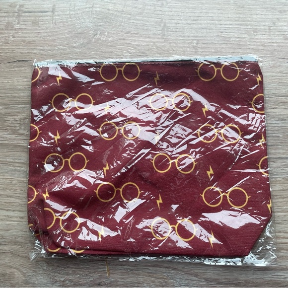 Harry Potter Gryffindor Makeup Bag - Picture 7 of 7
